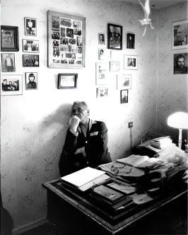 Виктор Астафьев в своем кабинете в Академгородке