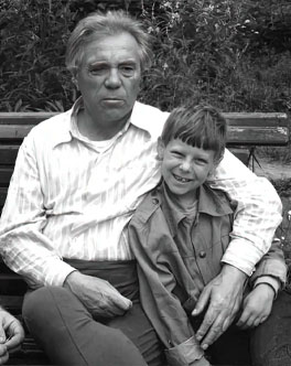 Виктор Астафьев с внуком Виктором
