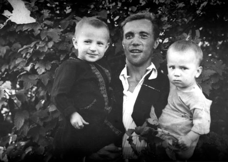 Виктор Астафьев с детьми в городе Чусовом