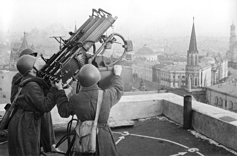 Советские зенитчики на крыше гостиницы «Москва»