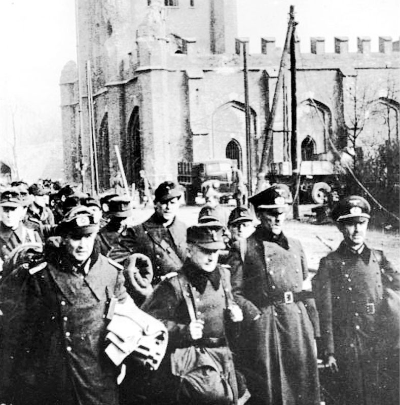 Пленные немецкие солдаты и офицеры у Королевских ворот Кёнигсберга