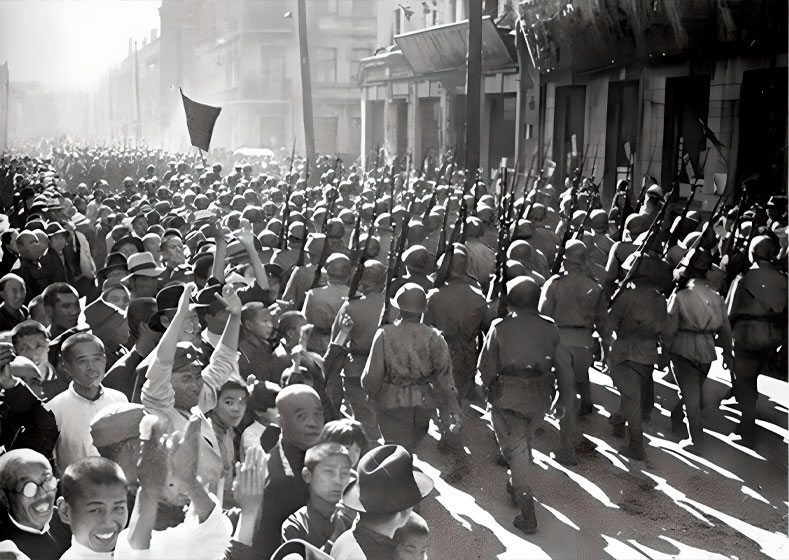 Войска Красной армии вступают в освобождённый ХарбинВойска Красной армии вступают в освобождённый Харбин