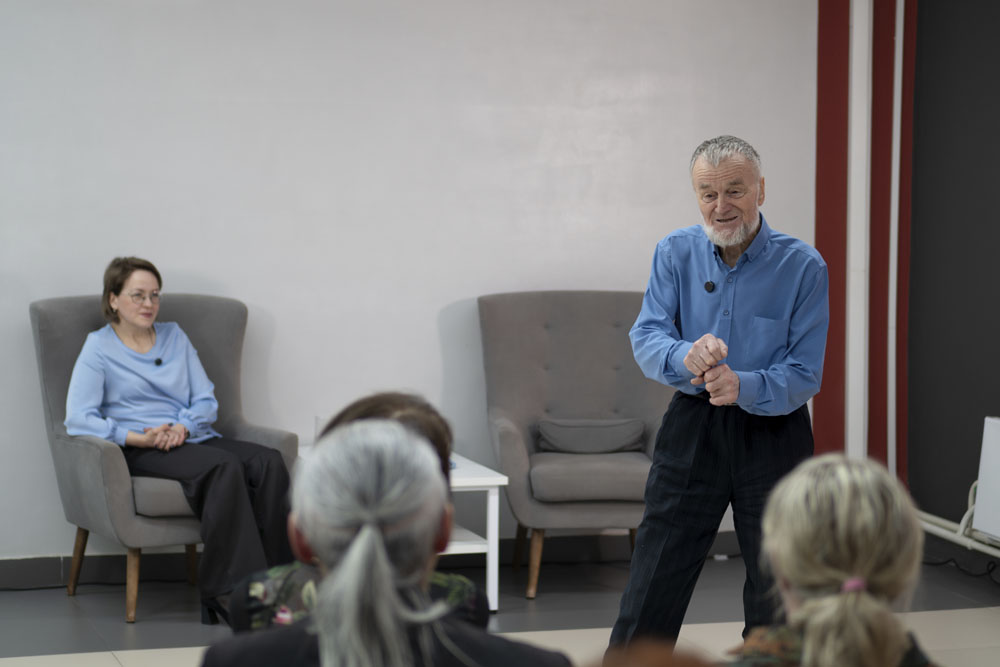 According to S N Klestov Angarsky an online meeting with poet Mikhail Ryabikov took place in the library 2026 1